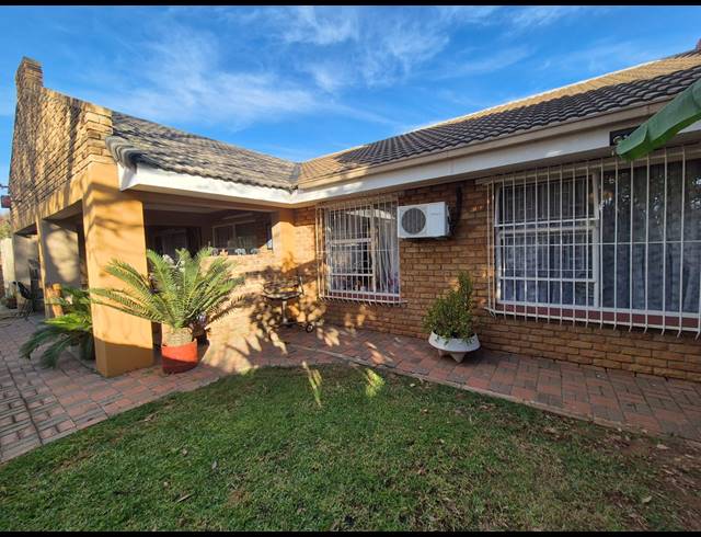 2 BEDROOM TOWNHOUSE FOR SALE IN VANDERBIJLPARK SW 5